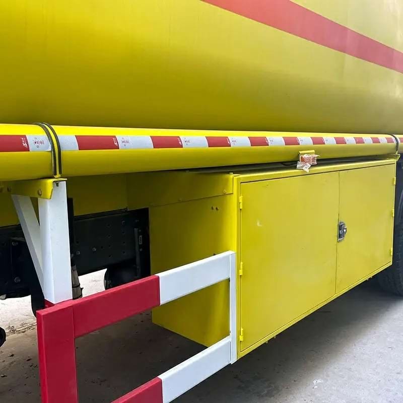 Sinotruk HOWO 8X4 12 wheels 400HP 30000L Oil Tank Truck